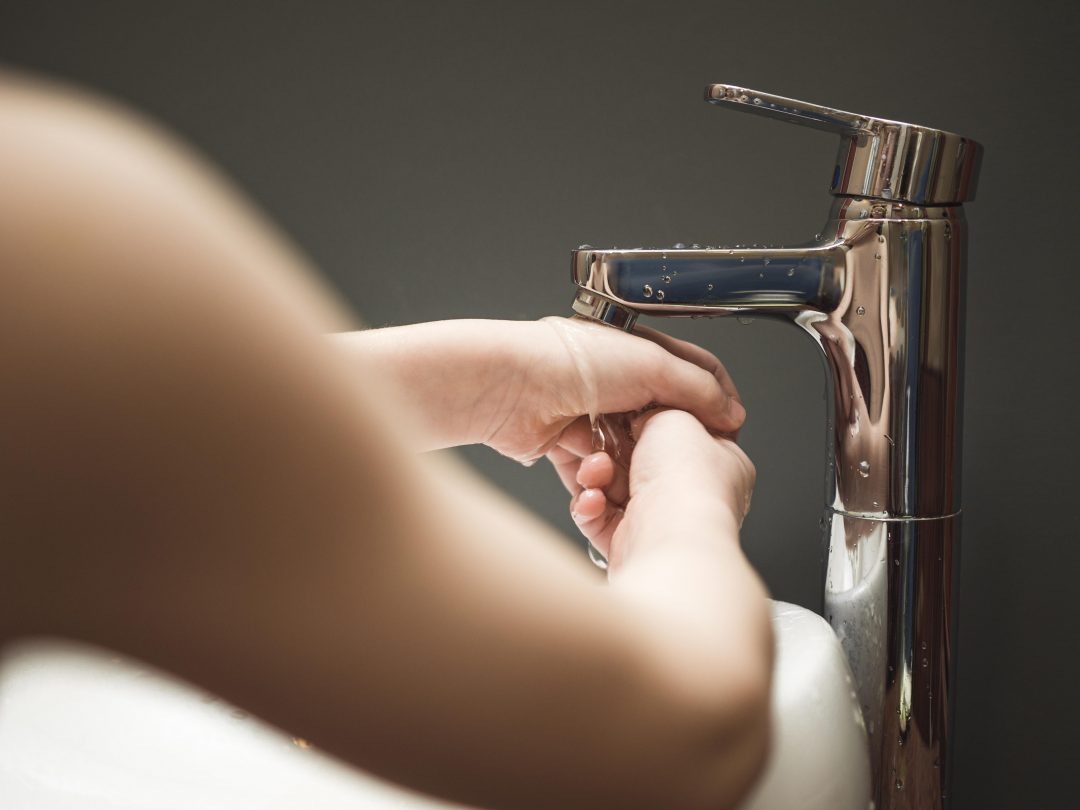 ¿Qué hacer si el lavabo pierde agua?